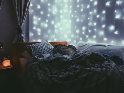 Большая удобная кровать и стол с горящей лампой в комнате ночью :: Стоковая  фотография :: Pixel-Shot Studio