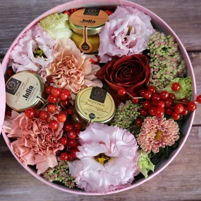 Цветы с баночками мёда в круглой коробочке | Цветы и сладости Dakota flora  | Доставка цветов Москва