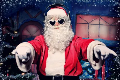 Портрет крутого Деда Мороза с пустым плакатом на цветном фоне :: Стоковая  фотография :: Pixel-Shot Studio