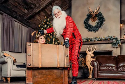Фотографии крутой Hispter деда мороза с животом бороды слушает коробка бума  рождества X-mas носит модное красного стиля стильные Стоковое Изображение -  изображение насчитывающей мужчина, серо: 200830959