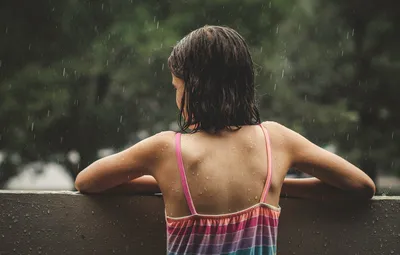 Картинки девушка под дождем со спины (68 фото) » Картинки и статусы про  окружающий мир вокруг