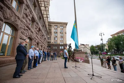 На админгранице с временно оккупированным Крымом подняли крымскотатарский  флаг - Херсон Daily