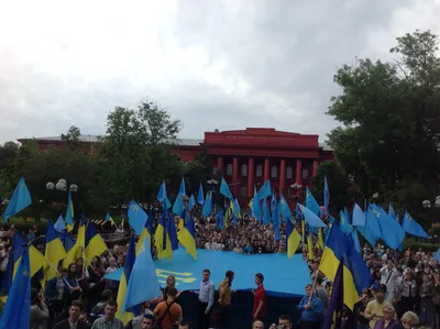 В Киеве развернули самый большой в Украине крымскотатарский флаг.  ФОТОрепортаж « Фото | Мобильная версия | Цензор.НЕТ