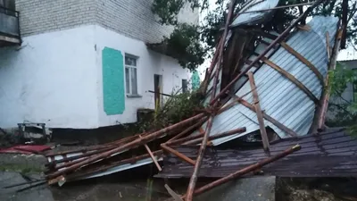 Крыши домов снесло сильным ветром в Зерендинском районе - видео