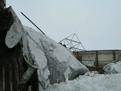 Новокузнецк | В Киселёвске при ремонте крыши жилого дома обрушился потолок  в квартире на верхнем этаже (ФОТО) - БезФормата