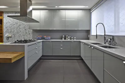 Угловая кухня в светло-сером цвете и современном стиле