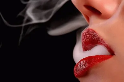 Человек Курит Сигарет — стоковые фотографии и другие картинки Курение -  Курение, Курить, Мужчины - iStock
