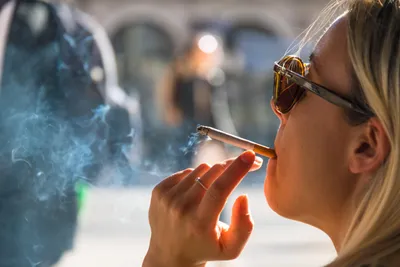 Курящий человек в стиле рисунка» — создано в Шедевруме