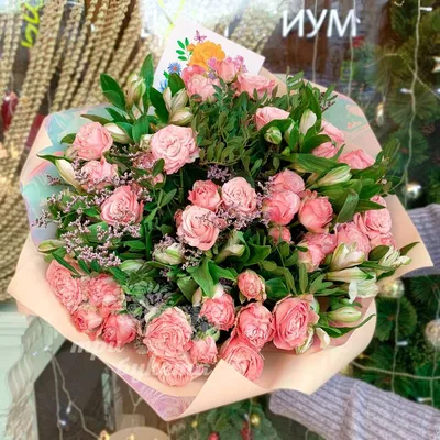 Кустовые розы ассорти в белой большой коробке №29 с доставкой в  Санкт-Петербурге.