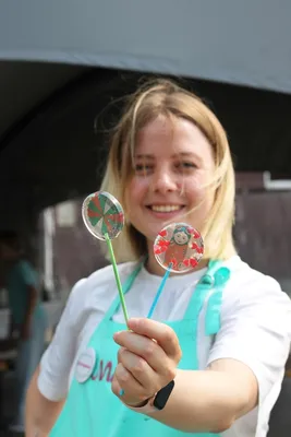 Леденцы на палочке радужные Weiweijia Rainbow Lollipops по цене 450 руб. в  интернет магазине Корейские товары для всей семьи(КорОпт)