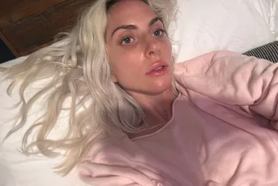 Естественная красота: Леди Гага поразила поклонников новым фото без макияжа
