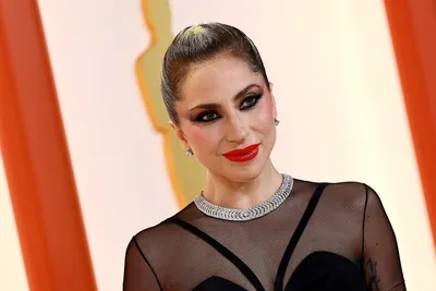Леди Гага вышла на сцену «Оскара-2023» экстремально похудевшей и без макияжа:  фото