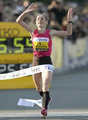 Легкая атлетика в России: Russia's Mayorova crosses the finish фото (photo)