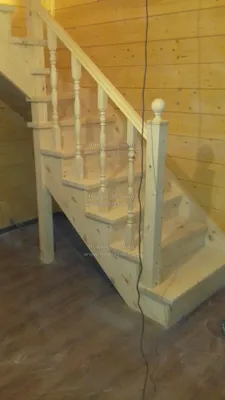 Деревянная лестница с поворотом на 90 градусов. В качестве основного  материала был выбран массив сосны. В основании … | Лестница, Деревянная  лестница, Фото лестницы