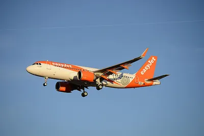 Пассажир попытался выйти из летящего самолета авиакомпании EasyJet - 