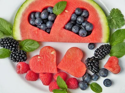 Лето — это пора свежих витаминов в фруктах и овощах.