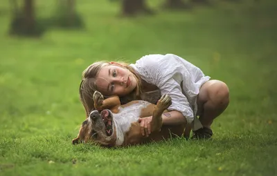 Обои лето, позитив, summer, fun, забава, little girl, маленькая девочка,  positive, зеленая лужайка, green lawn, играет с собакой, playing with a dog  картинки на рабочий стол, раздел настроения - скачать