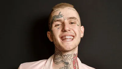 На фото "Лил Пип" (Lil Peep) #kinopoisk | Музыкальные исполнители,  Фотографии отношений, Портрет