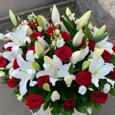 Букет лилии с розами | Доставка цветов в Кирове, закажи цветы по т. 20-61-20