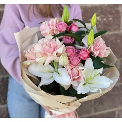 Букет белых лилий с кустовыми розами за 4470 ₽ с доставкой по Ульяновску