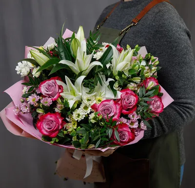 Композиция Лилии в шляпной коробке» с лилиями, розами и альстромериями -  купить в Ульяновске за 7 000 руб