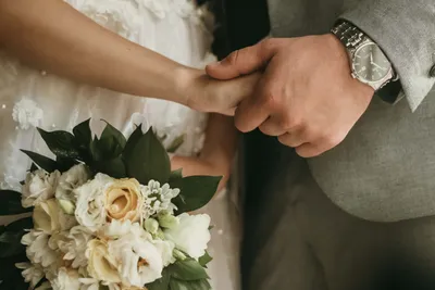 Бесплатное изображение: держась за руки, руки, муж, брак, жена, нежность,  любовь, романтический, невеста, цветок