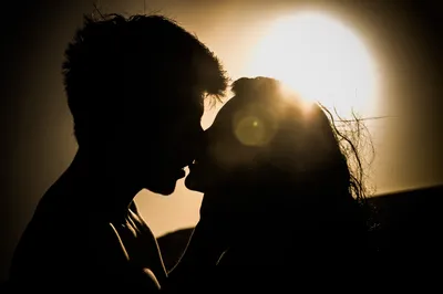 Мужчина и женщина целуются в постели смотреть друг на друга любовь поцелуи  парень целует жену | Премиум Фото
