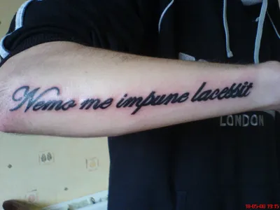 Любовь достойна только мама - история татуировки на латыни - 