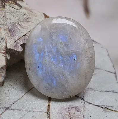 Лунный камень — как выглядит адуляр; магические свойства и значение  беломорита; кому подходит минерал