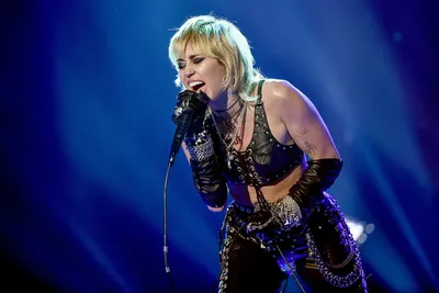 Miley Cyrus - Nothing Breaks Like A Heart - (Live at Glastonbury 2019) -  YouTube