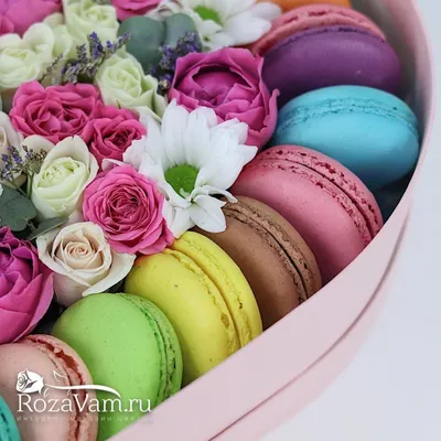 Паулина: цветы в коробке с макарунами по цене 7394 ₽ - купить в RoseMarkt с  доставкой по Санкт-Петербургу