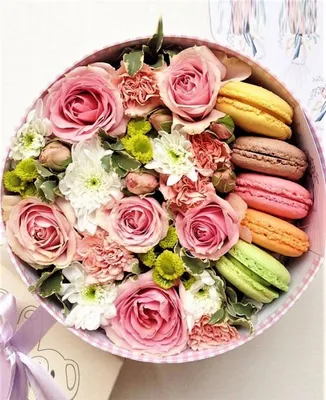 макаруны с цветами, Цветы и подарки в Тольятти, купить по цене 5166 RUB,  Цветы в коробке в Artishok с доставкой | Flowwow