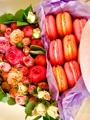 Купить Макаруны в коробке с цветами | Доставка Днепр.