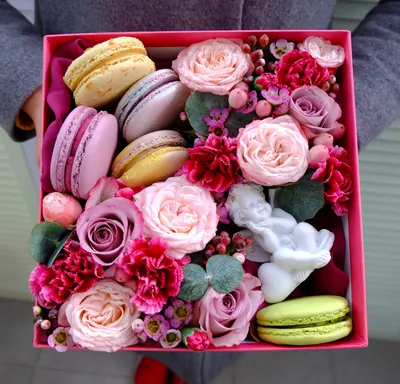 Купить "Сладкое признание" цветы и макаруны в коробке в Москве | Заказать  "Сладкое признание" цветы и макаруны в коробке недорого с доставкой