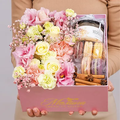 Купить большая коробка с цветами и макарунами №107 недорого с доставкой по  Екатеринбургу - Свой Цветной