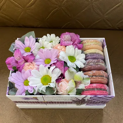 Цветы в коробке с макарунами доставка по Киеву и Украине, интернет-магазин  цветов в коробке Flower Box