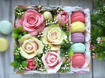 Коробочка с цветами и макарунами из мыла ручной работы (ID#1389993673),  цена: 410 ₴, купить на 