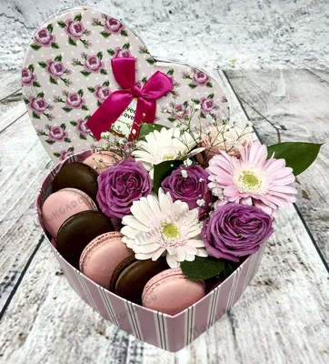 Купить Цветы в коробке с цветными макарунами в Твери в интернет-магазине  "Цветочный оазис"