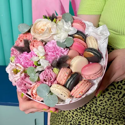 Макаруны с цветами "Сладкий комплимент" купить в Реутове в Букет-Элит