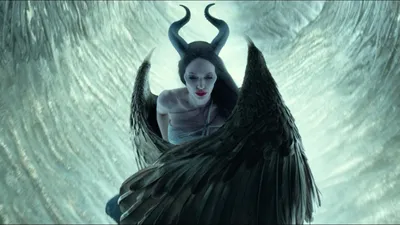 Расправила крылья: появился новый постер фильма "Малефисента: Владычица  тьмы" с Анджелиной Джоли