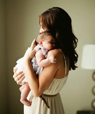Женщина с ребенком на руках · Бесплатные стоковые фото