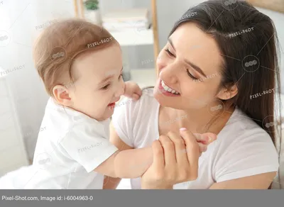 Счастливая мама с милым маленьким ребенком дома :: Стоковая фотография ::  Pixel-Shot Studio