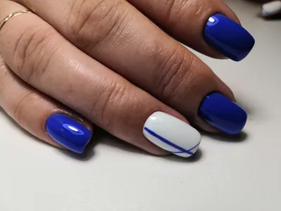 Трендовая идея маникюра с синим цветом 2022 года камуфляжные ногти с синим  дизайном