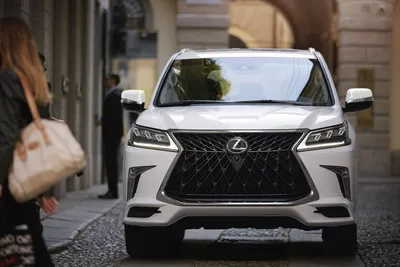 Lexus LX получил версию Sport. Машина стала роскошнее, но не спортивнее