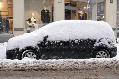 Автоэксперт предупредил, что нельзя делать, если машина застряла в снегу -  Газета.Ru | Новости