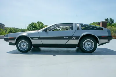 DeLorean DMC-12: как ирландский горе-автомобиль стал машиной времени -  КОЛЕСА.ру – автомобильный журнал