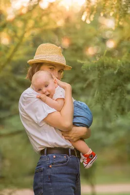 Виндфелдт - Мать держит ребенка на руках: Описание произведения | Артхив
