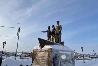 В Аксарке малолетние вандалы написали матерные слова на памятнике  основателям села - 