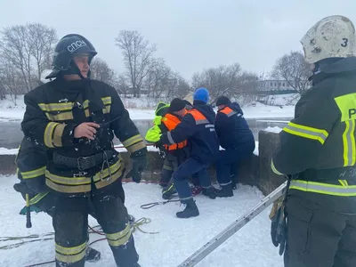 Сотрудники МЧС спасли двух рыбаков со льдины в Твери