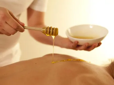 Медовый массаж всего тела — техника проведения, показания и  противопоказания - Школа мастеров массажа